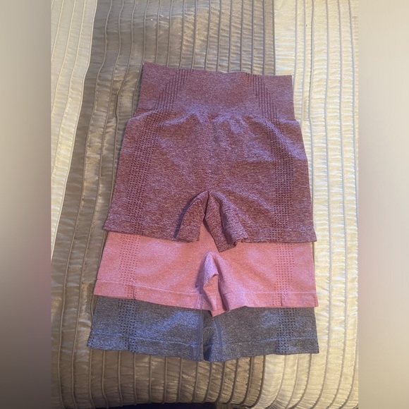 Source Unknown Pants - NEW - Yoga Basic 3pcs Seamless High Stretch Sports Shorts. Medium.